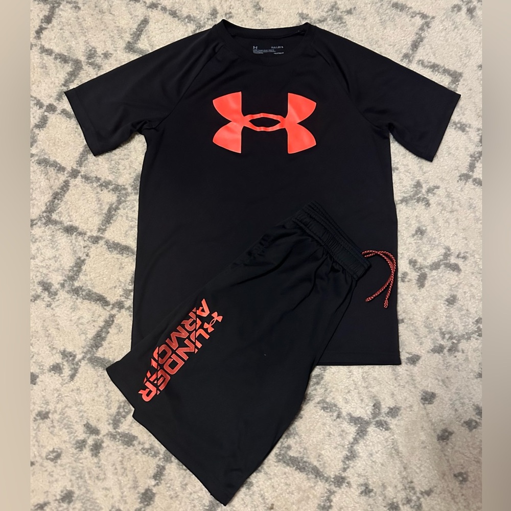 Boys Under Armour short set, size Youth Large.